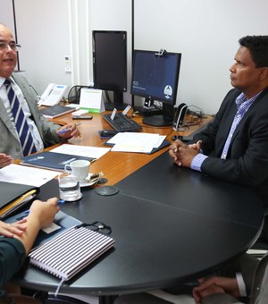 Corregedor dialoga com representante da Secretaria de Ressocialização e Inclusão Social, coronel Marcos Sérgio.