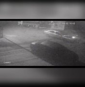 [Vídeo] Colisão entre carro e moto deixa homem em estado grave em Penedo