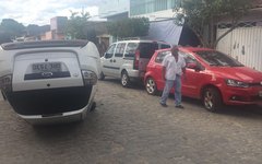 Veículo capota ao bater em pneu de carro parado em acostamento em Arapiraca