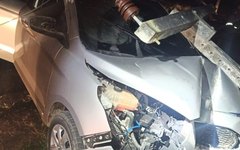 Motorista perde controle da direção e colide em poste de energia elétrica em Arapiraca