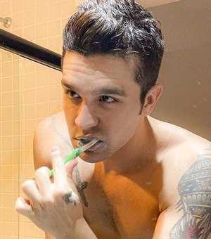 Luan Santana posa sem camisa enquanto escova os dentes, e fãs vão à loucura: 'Maravilhoso'