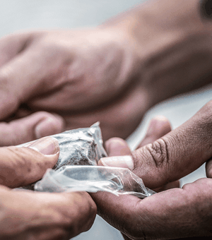 Polícia prende suspeito de tráfico de drogas no Benedito Bentes, em Maceió