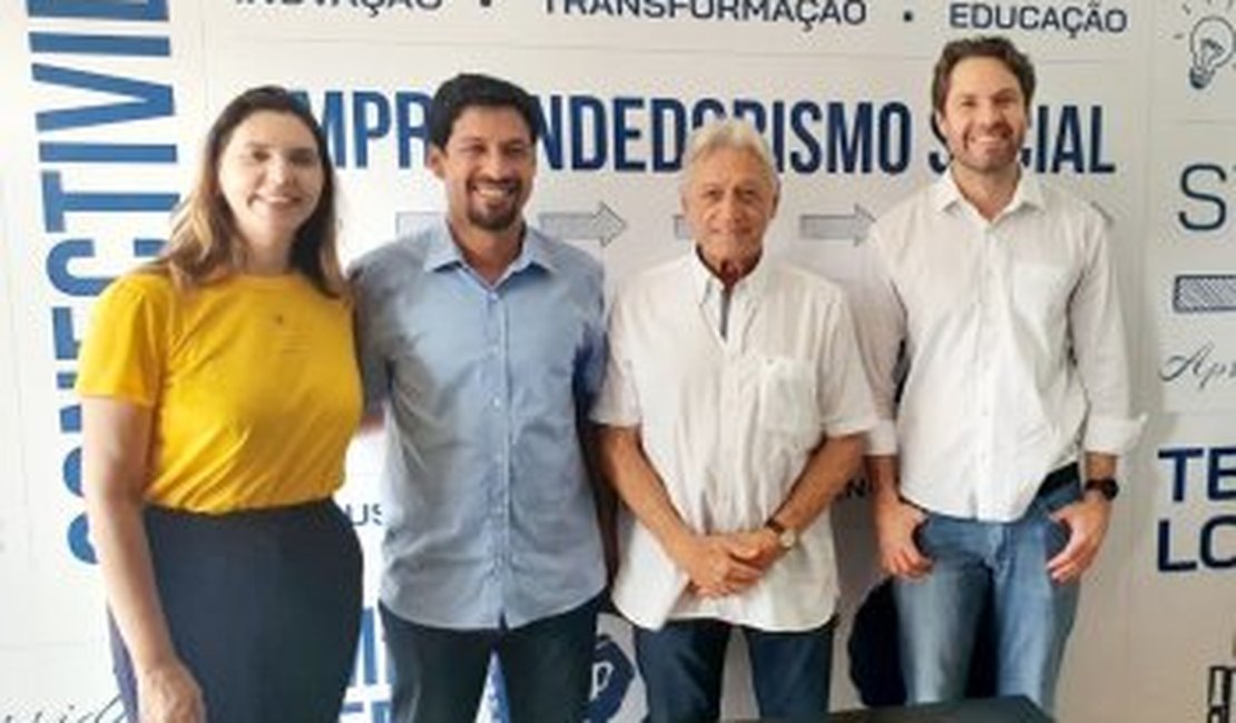 Ao lado de Teotônio Vilela, Rodrigo Cunha anuncia Jó Pereira como vice