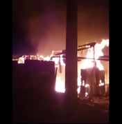 [Vídeo] Incêndio destrói barraco na Vila Emater, em Maceió