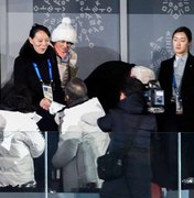 Jogos de Inverno começam com aperto de mãos entre irmãs de líder norte-coreano e presidente sul-coreano