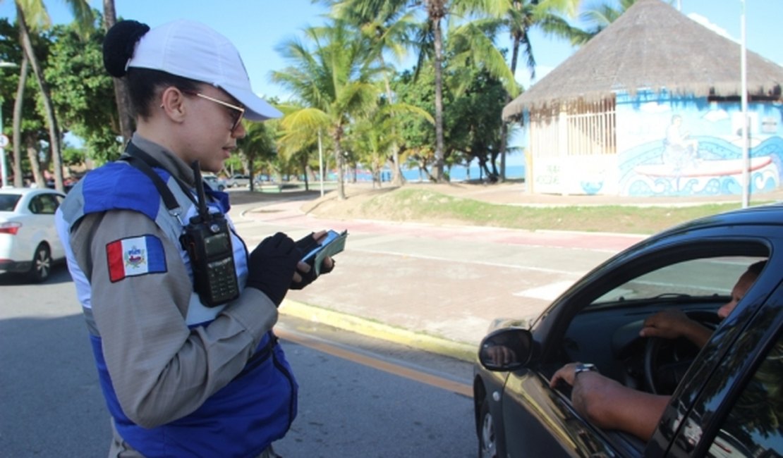 Alagoas registra 14 multas diárias por uso de celular ao volante