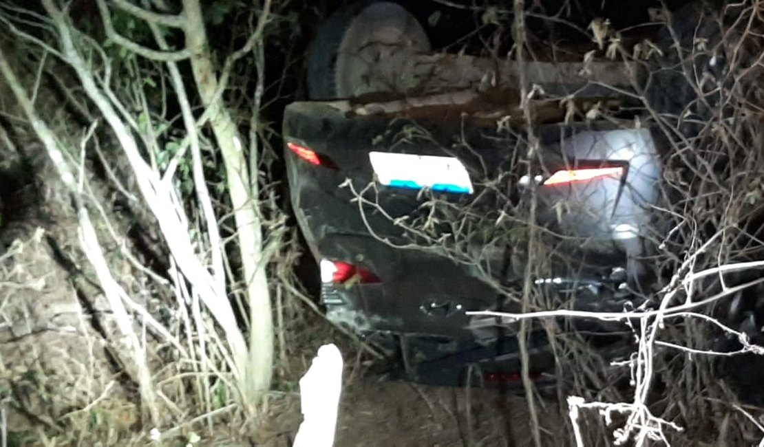 Motorista tenta evitar colisão em moto e veículo capota na AL 115