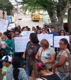 Professores municipais cruzam os braços por melhores condições salariais