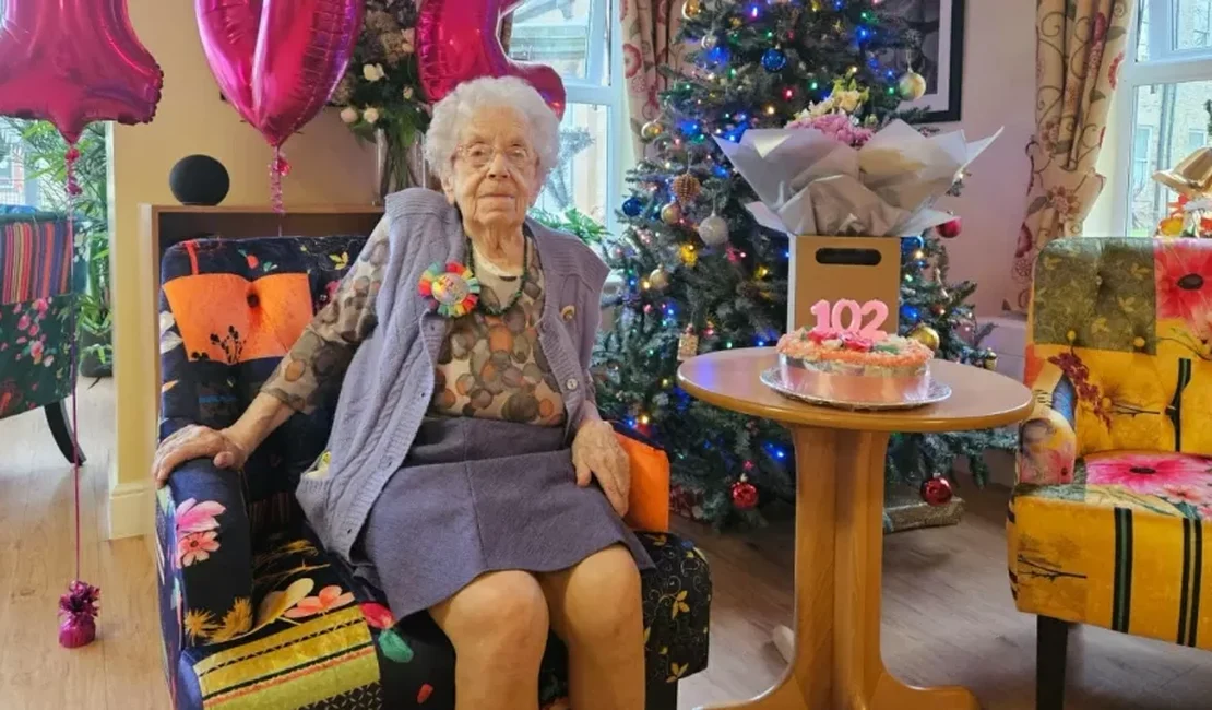 Idosa ganha festa com stripper para comemorar aniversário de 102 anos