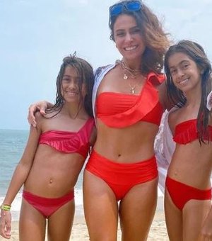Giovanna Antonelli combina look com as filhas gêmeas em dia de praia e corpão impressiona