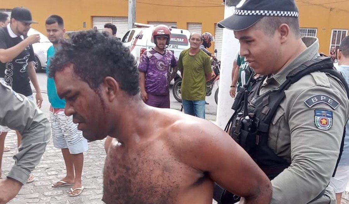 Homem é linchado por populares após tentar roubar celular no Jacintinho