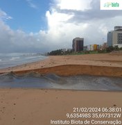 Após chuvas, praia da Cruz das Almas amanhece com lixo descartado pela população