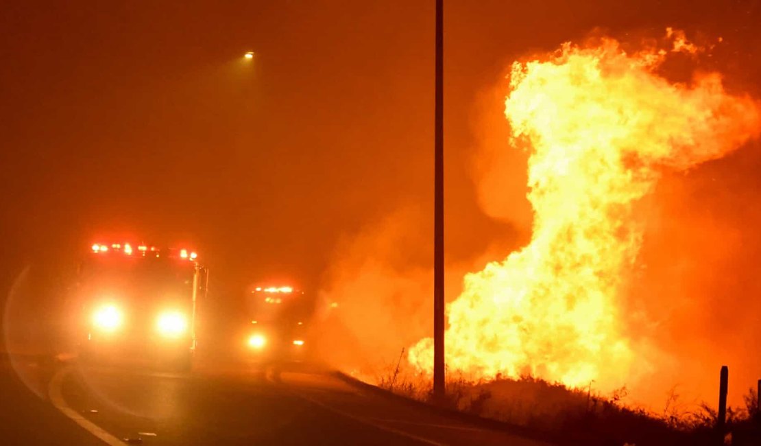  Incêndio em LA obriga cem mil pessoas a abandonar as suas casas
