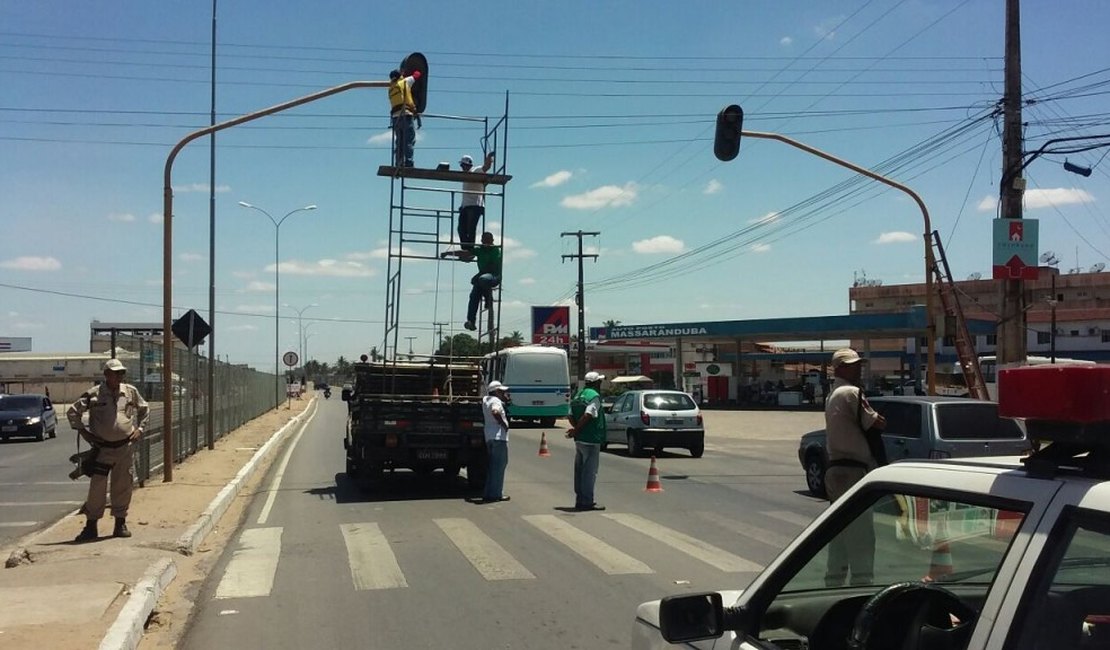 Em parceria com o DER, SMTT de Arapiraca conserta semáforo na AL-220
