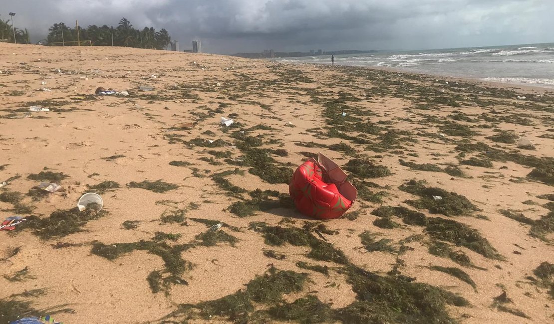 Chuva e alta temporada vêm acompanhadas de lixo em praias de Maceió