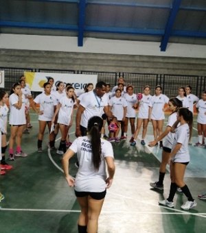 Estudantes e professores participam de oficina com membro da seleção brasileira de handebol