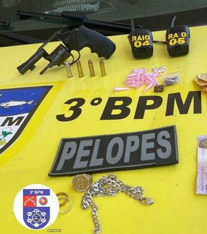 Pelopes prende suspeito por tráfico de drogas no bairro Canafístula em Arapiraca