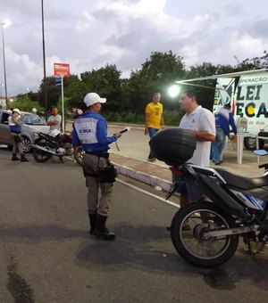 Operação retira três carros de circulação e recolhe habilitações em Arapiraca