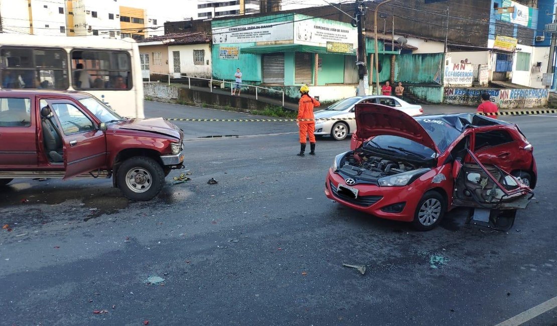 Colisão entre carros deixa um ferido na Av. Menino Marcelo, em Maceió