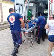 Idosa se fere após tropeçar e cair em rua de calçamento inacabado em Arapiraca