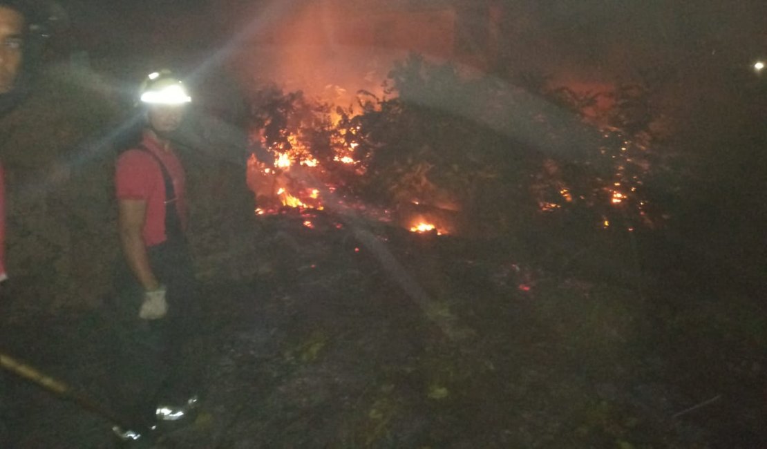 Bombeiros apagam incêndio perto de residência na Barra de São Miguel
