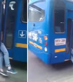 Motorista de ônibus prende ladrão na porta e dirige até delegacia