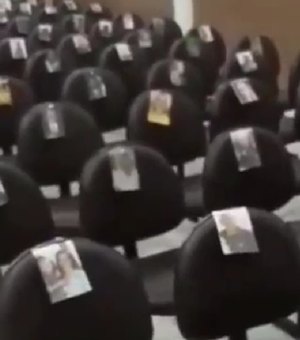 [Vídeo] Pastor evangélico enche cadeiras de igreja com fotos de fiéis e faz orações em templo vazio