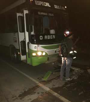 [Vídeo] Carro colide com ônibus na AL-220, em Arapiraca