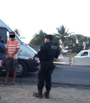 Policiais do Pelopes abordam van que ia de Arapiraca a Maceió e retiram dois suspeitos 