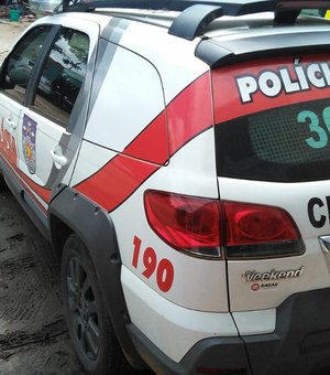 Cão pitbul avança e morde perna de policial durante apreensão de drogas em Arapiraca