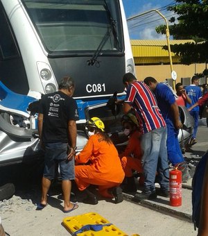 Viagens de trem entre Centro e Jaraguá são suspensas após acidente