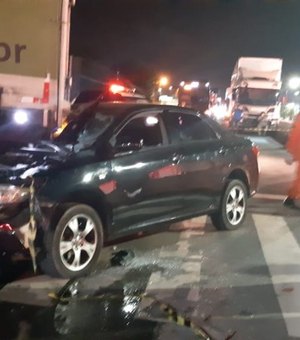 Colisão entre carro e caminhão deixa vítima presa às ferragens em Rio Largo