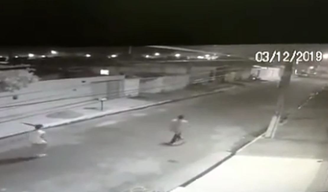 Vídeo flagra ação de suspeitos de matar jovem no Graciliano Ramos