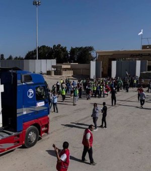 Moradores de Gaza invadem instalação da ONU para pegar farinha
