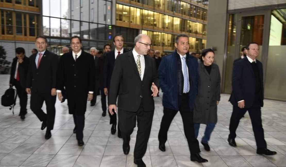 Governadores do NE fazem 'bloco paralelo' e vão à Europa em busca de verba