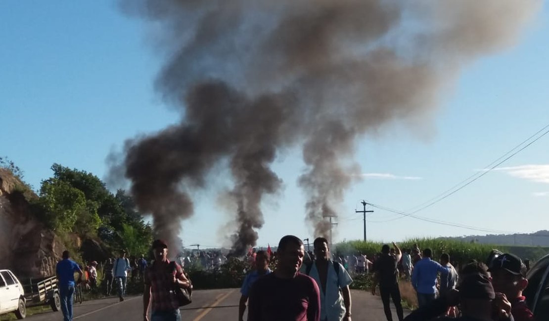 [Vídeo] Manifestantes bloqueiam rodovia AL 105 em Matriz de Camaragibe