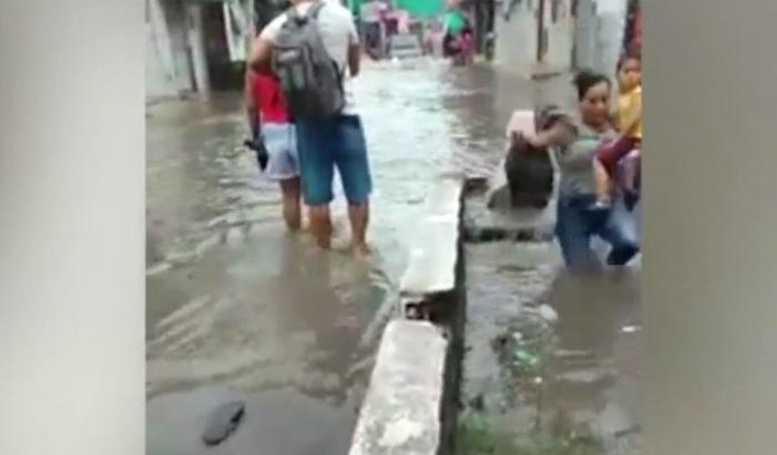 [Vídeo] Mulher com filho no colo cai em esgoto aberto em Pernambuco