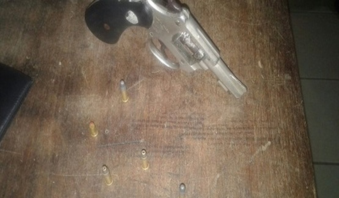 Polícia prende dois homens com arma de fogo e munições no interior de AL