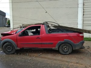 Após sair da pista, motorista perde o controle, derruba poste e foge