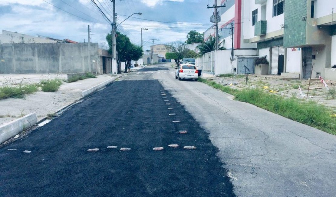 Prefeitura utiliza 180 toneladas de asfalto em operação tapa-buraco no Farol