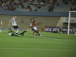 Com um a menos, Atlético-GO empata com Ceará e mantém o 2º lugar