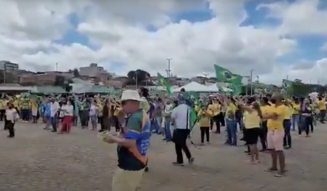 [Vídeo] Bolsonaristas ocupam estacionamento do Ginásio João Paulo II em ato a favor do presidente