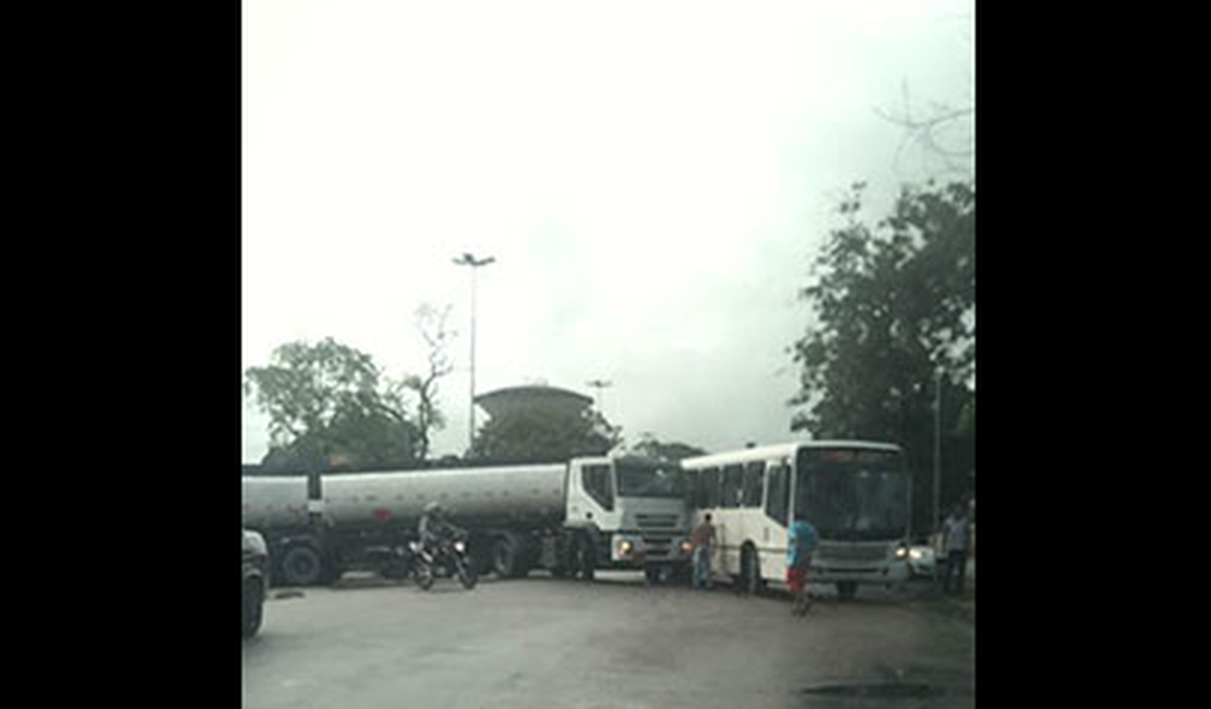 Caminhão-tanque colide com ônibus nas proximidades da Ufal