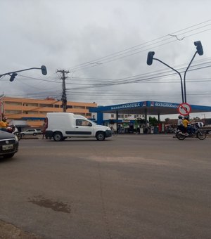 [Vídeo] Semáforo sem funcionar deixa trânsito congestionado na AL-220 em Arapiraca