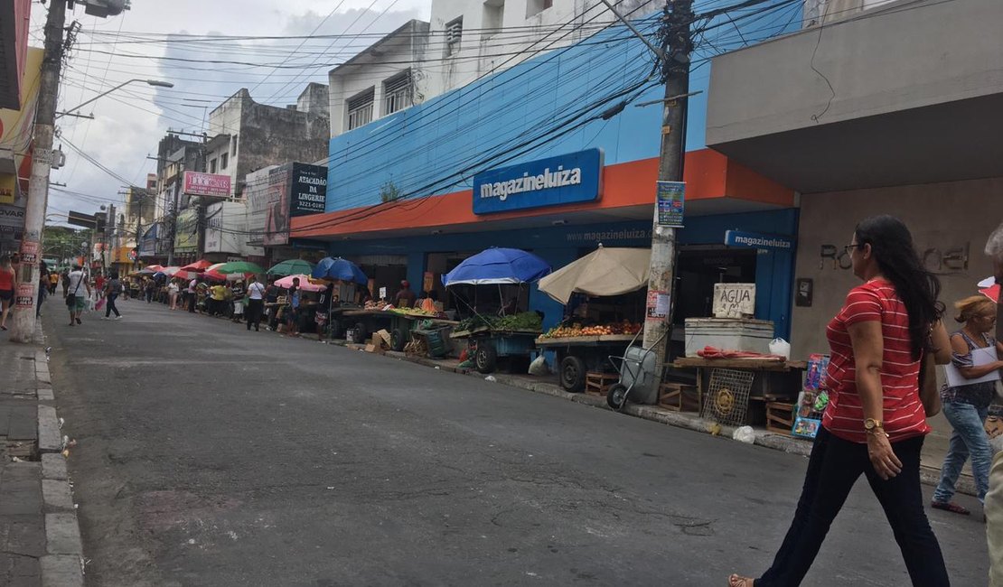 População reclama da falta de mobilidade em calçada no Centro de Maceió 