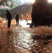 Meninos começam a sair de caverna na Tailândia