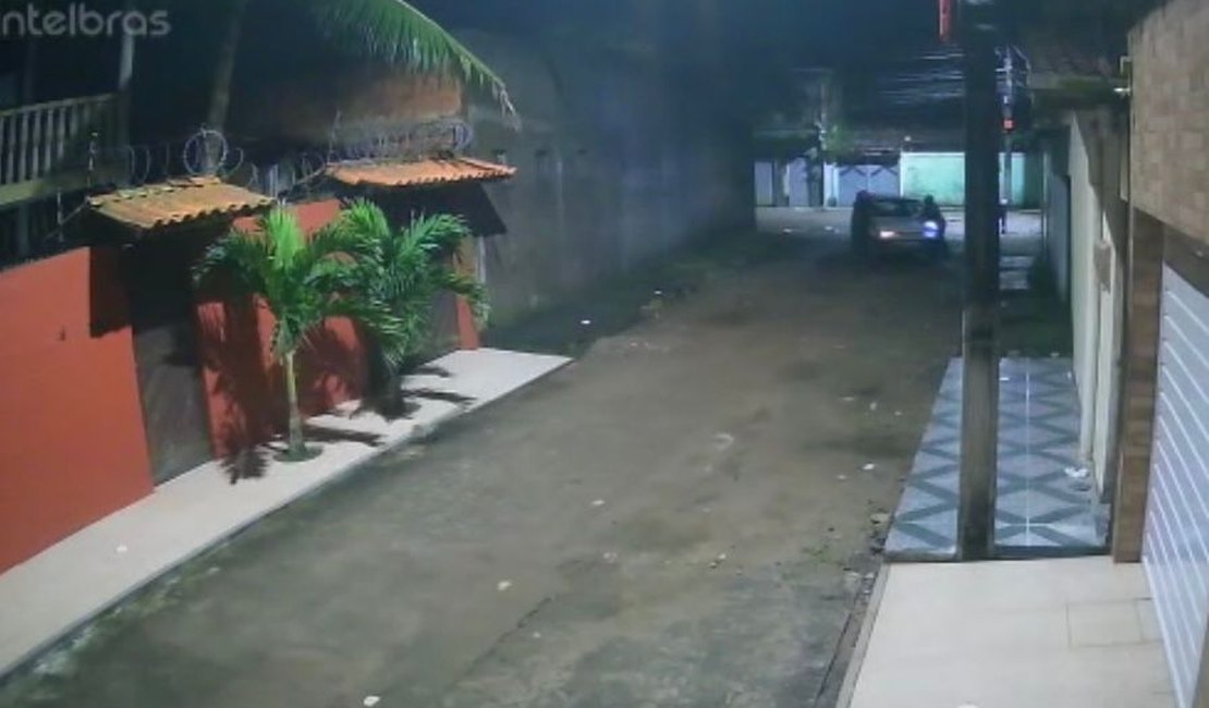 Vídeo mostra momento em que carro é furtado em frente à residência