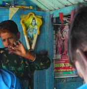 A mulher que se veste como homem para trabalhar em uma barbearia na Índia