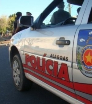 Homem é preso com motocicleta roubada em grota na parte alta de Maceió