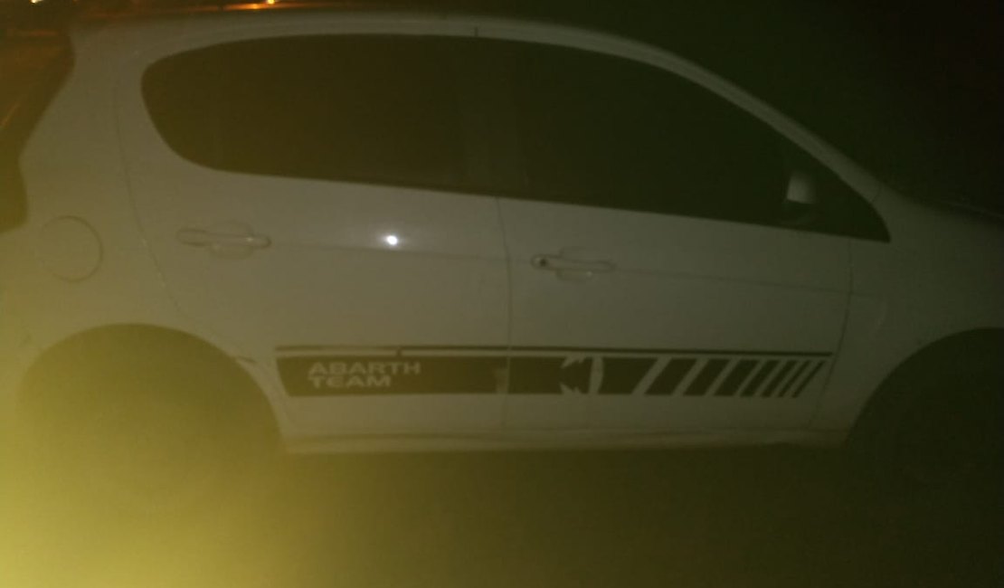 Polícia recupera veículo com queixa de roubo e prende homem por receptação, em Penedo